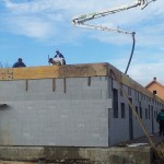 egerszalókon isoshell iss 30-as falszerkezetű fokozottan energiatakaréko sorház épül az elemeket gépi betonozással készítik a hőszigetelt falrendszer kivitelezése a