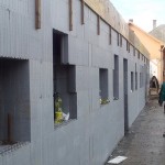 egerszalókon isoshell iss 30-as falszerkezetű fokozottan energiatakaréko sorház épül az elemeket gépi betonozással készítik a hőszigetelt falrendszer kivitelezése b