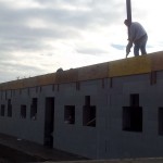 egerszalókon isoshell iss 30-as falszerkezetű fokozottan energiatakaréko sorház épül az elemeket gépi betonozással készítik a hőszigetelt falrendszer kivitelezése e